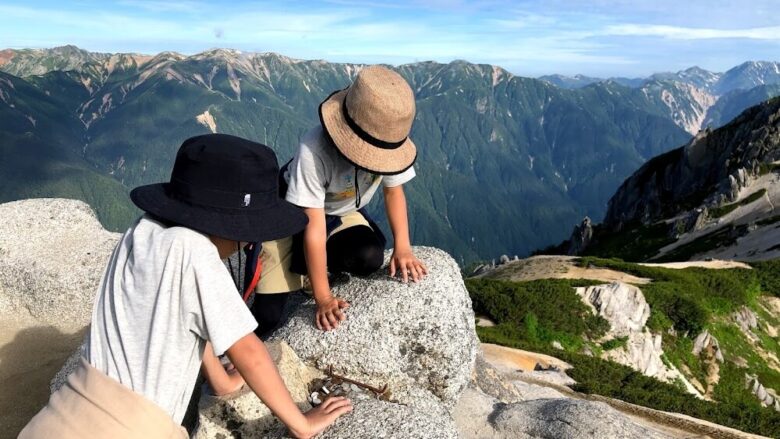 子供の登山用の帽子